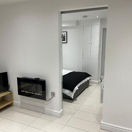 Modern 1 Bedroom Holiday Apartment In Southminster Екстериор снимка