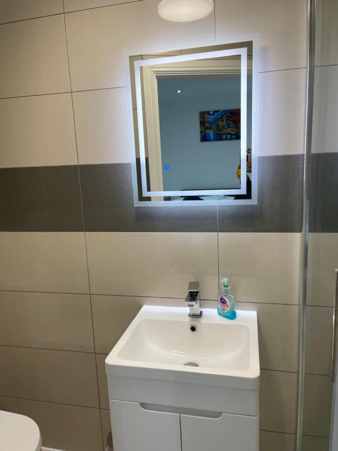 Modern 1 Bedroom Holiday Apartment In Southminster Екстериор снимка