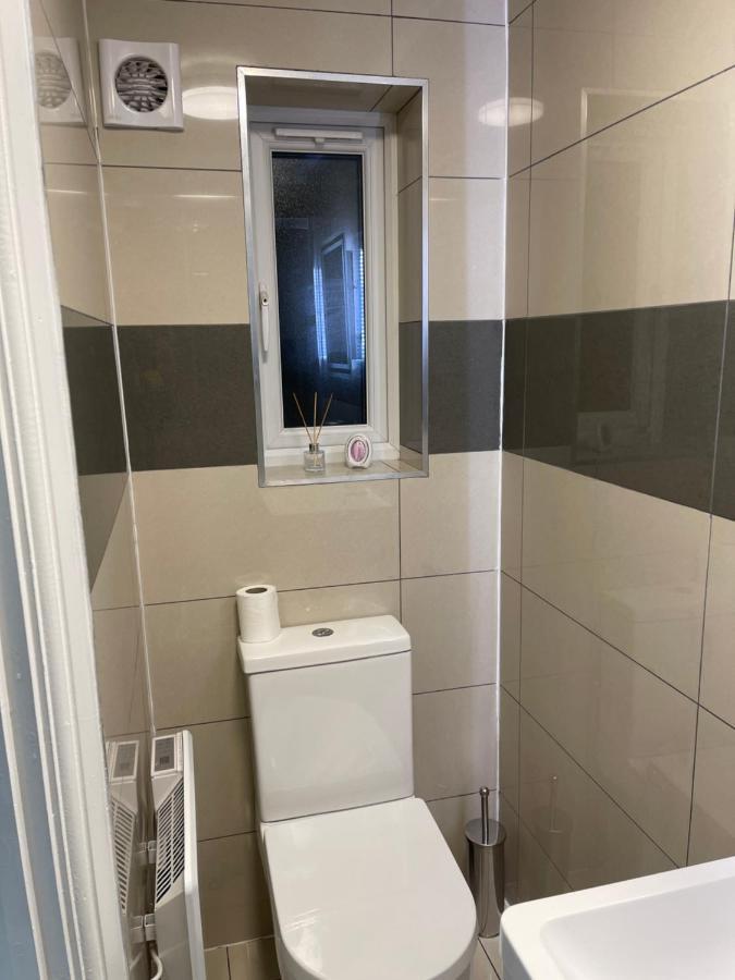 Modern 1 Bedroom Holiday Apartment In Southminster Екстериор снимка