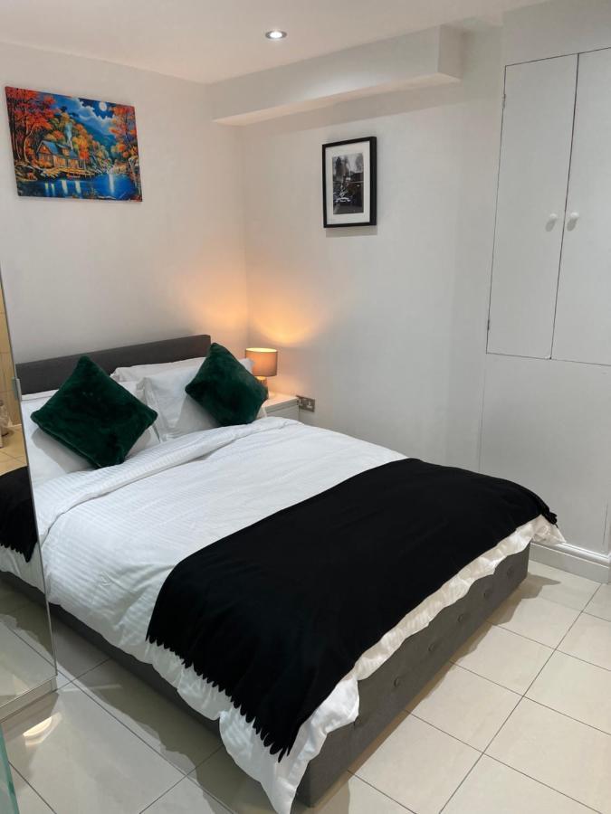 Modern 1 Bedroom Holiday Apartment In Southminster Екстериор снимка